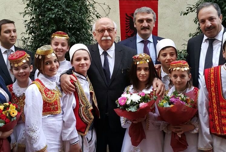 Bakan Avcı, Arnavutluk’ta yetim çocukları ziyaret etti