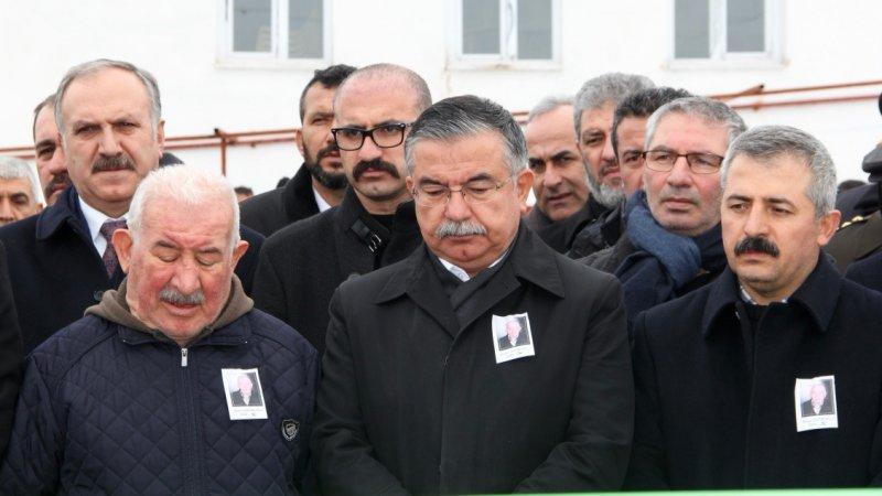 Bakan Yılmaz, Aşık Veysel´in oğlu Ahmet Şatıroğlu’nun cenaze törenine katıldı