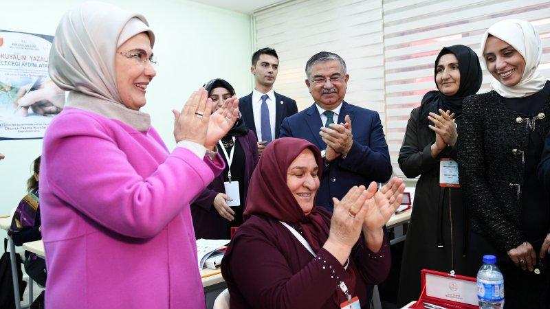 Cumhurbaşkanı Erdoğan´ın eşi Emine Erdoğan ve Bakan Yılmaz, Okuryazarlık Seferberliği açılış programına katıldı