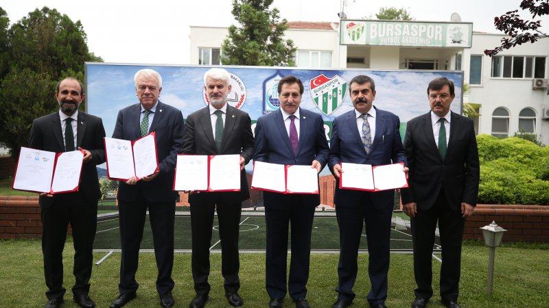 Müsteşar Tekin, Bursaspor ile spor lisesinin yapımı için protokol imzaladı