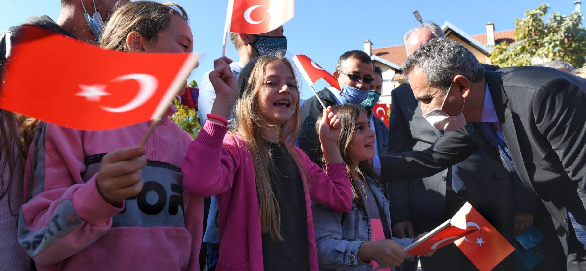 MINISTER ÖZER MEETS WITH TURKISH STUDENTS LIVING IN KOSOVO