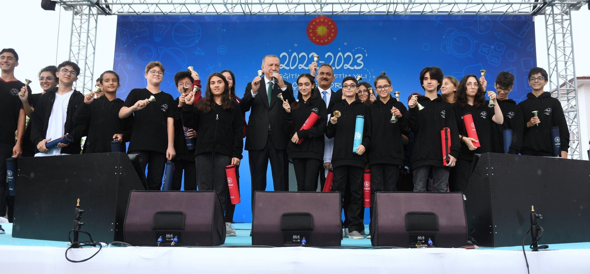 PRESIDENT ERDOĞAN AND MINISTER ÖZER RANG THE FIRST SCHOOL BELL OF THE NEW SCHOOL YEAR